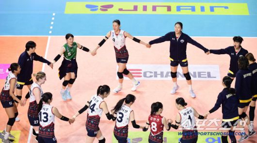 31일 인천 삼산월드체육관에서 열린 V리그 여자부 흥국생명과 현대건설의 경기. 승리를 거둔 현대건설 선수들이 기쁨을 나누고 있다. 인천=송정헌 기자songs@sportschosun.com/2025.12.31/