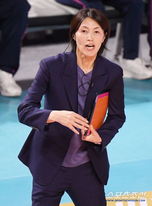 6일 인천 삼산월드체육관에서 열린 V리그 흥국생명-현대건설전. 흥국생명 요시하라 토모코 감독이 선수들을 독려하고 있다. 인천=정재근 기자 cjg@sportschosun.com/2025.12.6/