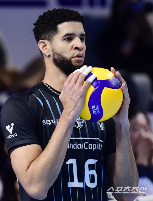 16일 인천 계양체육관에서 열린 V리그 남자부 대한항공과 현대캐피탈의 경기. 서브를 준비하고 있는 핸대캐피탈 레오. 인천=송정헌 기자songs@sportschosun.com/2025.12.16/