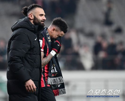 10일 오후 서울월드컵경기장에서 아시아챔피언스리그 엘리트(ACLE) 리그 6차전 FC서울과 멜버른시티FC의 경기가 열렸다. 경기 종료 후 FC서울 제시 린가드 환송행사가 열렸다. 팬들에게 인사 도중 아쉬움에 눈물 흘리는 린가드. 상암=송정헌 기자songs@sportschosun.com/2025.12.10/