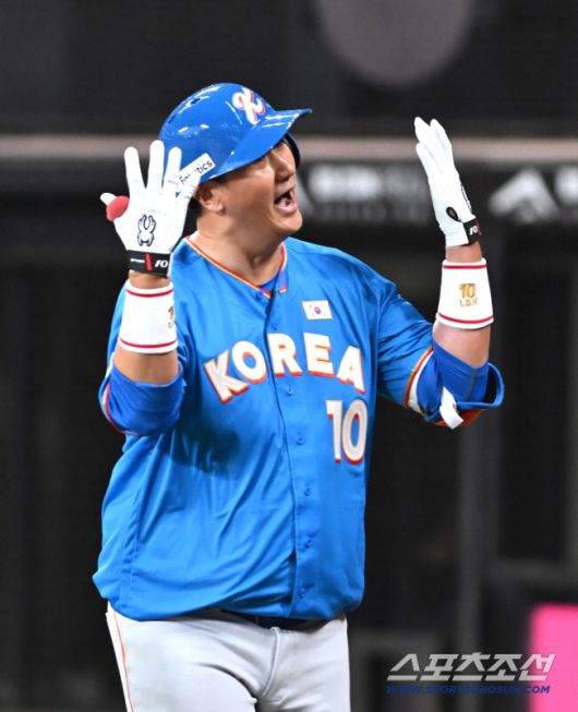 일본 에스콘필드 홋카이도에서 '한일 드림 플레이어즈 게임'이 열렸다.  이대호가 홈런을 치고 기뻐하고 있다.<사진공동취재단>