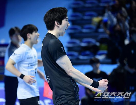 4일 인천 계양체육관에서 열린 V리그 남자부 대한항공과 현대캐피탈의 경기. 서브 득점 후 포효하는 현대캐피탈 허수봉. 인천=송정헌 기자songs@sportschosun.com/2026.01.4/