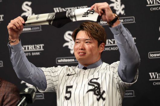 야쿠르트에서 세 차례 홈런왕에 오른 무라카미는 지난 12월 말 시카고 화이트삭스와 2년-3400만달러에 계약했다. 최대 8년-1억8000만달러 예상을 크게 밑도는 계약 조건이다. 이에 따라 야쿠르트에 돌아가는 포스팅비도 기대에 한참 못미치는 금액이 됐다. AFP연합뉴스