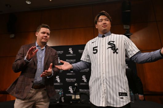 무라카미가 지난해 12월 23일 시카고 화이트삭스 입단식에서 유니폼을 입고 포즈를 취했다. 야쿠르트에서 등번호 55번을 썼는데, 화이트삭스에선 유니폼에 5번을 달고 뛴다. AP연합뉴스