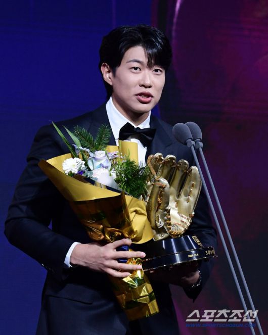 9일 서울 롯데호텔월드에서 KBO 골든글러브 시상식이 열렸다. 3루수 부문 골든글러브를 수상한 키움 송성문. 잠실=송정헌 기자songs@sportschosun.com/2025.12.09/