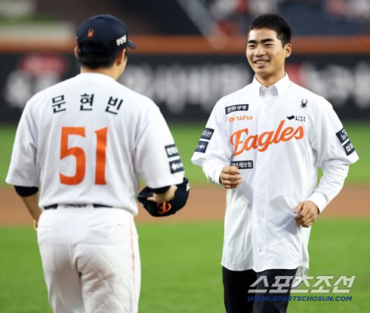 30일 대전한화생명볼파크에서 열린 롯데와 한화의 경기, 경기 전 2026 한화 이글스의 신인 선수 11인이 시구를 했다. 전체 3순위로 한화에 입단한 오재원이 시구를 마친 후 문현빈에게 모자를 받고 있다. 대전=허상욱 기자wook@sportschosun.com/2025.09.30/