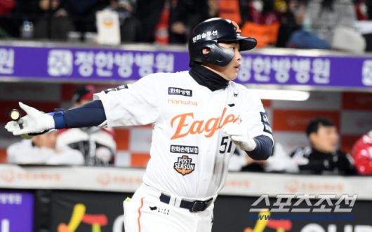 30일 대전 한화생명볼파크에서 열린 한국시리즈 4차전 한화 이글스와 LG 트윈스의 경기. 7회말 2사 2,3루 한화 문현빈이 적시타를 날리고 있다. 대전=박재만 기자 pjm@sportschosun.com/2025.10.30/