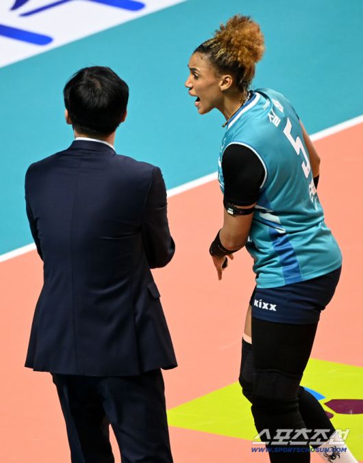 6일 장충체육관에서 열린 V리그 여자부 GS칼텍스와 페퍼저축은행의 경기. GS칼텍스 실바가 득점을 성공한 후 이영택 감독과 하이파이브를 하고 있다. 장충체=허상욱 기자wook@sportschosun.com/2026.01.06/