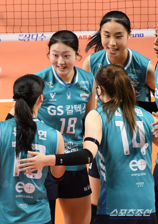 10일 장충체육관에서 열린 V리그 GS칼텍스와 IBK기업은행의 경기. GS칼텍스 권민지가 득점 후 환호하고 있다. 장충=박재만 기자 pjm@sportschosun.com/2025.12.10/