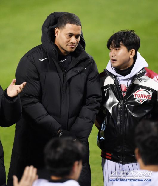 27일 잠실구장에서 열린 한국시리즈 2차전 LG 트윈스와 한화 이글스의 경기. LG 치리노스가 생각에 잠겨 있다. 잠실=박재만 기자 pjm@sportschosun.com/2025.10.27/