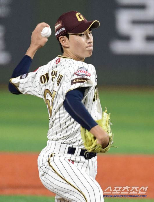 25일 울산 문수야구장에서 열린 KBO리그 롯데와 LG의 경기. 투구하고 있는 롯데 이영재. 울산=송정헌 기자songs@sportschosun.com/2025.09.25/