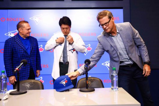 TORONTO, CANADA - JANUARY 6: Kazuma Okamoto #7 of the Toronto Blue Jays is introduced during a press conference alongside Ross Atkins, General Manager of the Toronto Blue Jays and Okamoto's agent Scott Boras at Rogers Centre on January 6, 2026 in Toronto, Canada.   Cole Burston/Getty Images/AFP (Photo by Cole Burston / GETTY IMAGES NORTH AMERICA / Getty Images via AFP)        <저작권자(c) 연합뉴스, 무단 전재-재배포, AI 학습 및 활용 금지>