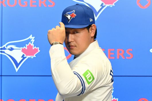 Toronto Blue Jays' Kazuma Okamoto poses during an introductory press conference at Rogers Centre in Toronto, Canada, on Tuesday, Jan. 6, 2026. (Jon Blacker/The Canadian Press via AP) MANDATORY CREDIT        <저작권자(c) 연합뉴스, 무단 전재-재배포, AI 학습 및 활용 금지>