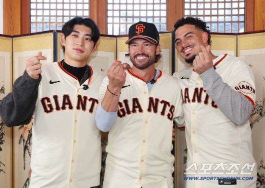 미국 메이저리그 샌프란시스코 자이언츠 이정후가 6일 서울 종로구 누하동에서 샌프란시스코 자이언츠 토니 비텔로 감독(가운데), 윌리 아다메스(오른쪽)와 한국문화체험에 앞서 기념 포즈를 취하고 있다. 누하동=송정헌 기자songs@sportschosun.com/2026.01.06/
