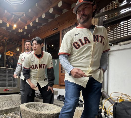 진지한 표정으로 비석 치기를 즐기는 샌프란시스코 선수단      (서울=연합뉴스) 이대호 기자 = 6일 서울 종로구 필운대로의 한 고택을 찾은 미국 메이저리그 샌프란시스코 자이언츠 내야수 윌리 아다메스, 이정후, 토니 바이텔로 감독(사진 왼쪽부터)이 비석 치기를 하며 즐거워하고 있다. 2026.1.6      4bun@yna.co.kr  (끝)      <저작권자(c) 연합뉴스, 무단 전재-재배포, AI 학습 및 활용 금지>