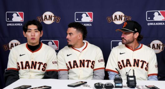 기자회견 하는 이정후      (서울=연합뉴스) 임화영 기자 = 미국 프로야구 메이저리그(MLB) 샌프란시스코 자이언츠 이정후가 6일 서울 종로구 누하동에서 기자회견을 하고 있다. 왼쪽부터 이정후, 윌리 아다메스, 토니 바이텔로 감독. 2026.1.6 [공동취재]      hwayoung7@yna.co.kr  (끝)      <저작권자(c) 연합뉴스, 무단 전재-재배포, AI 학습 및 활용 금지>