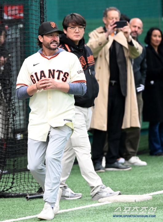 미국 메이저리그 샌프란시스코 자이언츠 이정후가 7일 이천 LG챔피언스파크에서 휘문고, 덕수고 선수들과 함께 클리닉 행사를 가졌다. 클리닉을 진행하는 토니 비텔로 감독의 모습. 이천=허상욱 기자wook@sportschosun.com/2026.01.07/