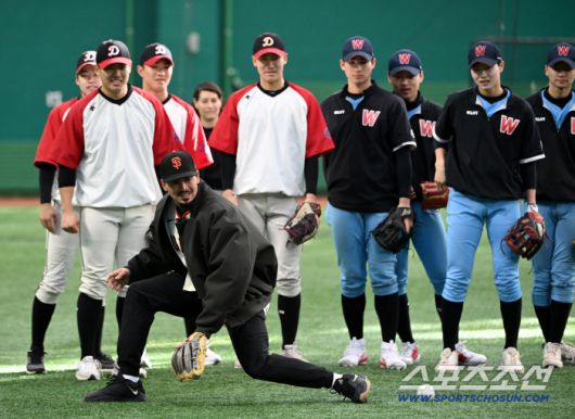 미국 메이저리그 샌프란시스코 자이언츠 이정후가 7일 이천 LG챔피언스파크에서 휘문고, 덕수고 선수들과 함께 클리닉 행사를 가졌다. 클리닉에 함께한 윌리 아다메스의 모습. 이천=허상욱 기자wook@sportschosun.com/2026.01.07/