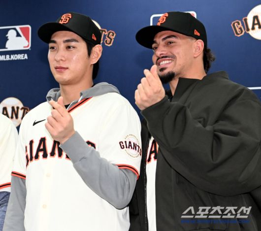 하트 포즈를 취하는 이정후와 윌리 아다메스