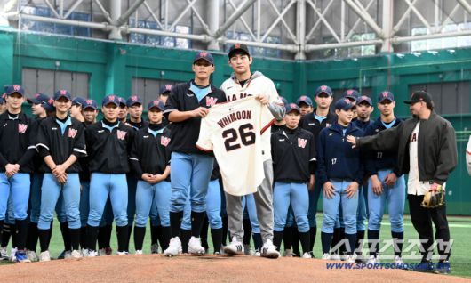 휘문고 후배들에게 유니폼을 전달하는 이정후의 모습.