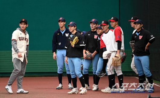 미국 메이저리그 샌프란시스코 자이언츠 이정후가 7일 이천 LG챔피언스파크에서 휘문고, 덕수고 선수들과 함께 클리닉 행사를 가졌다. 클리닉에 함께한 이정후의 모습. 이천=허상욱 기자wook@sportschosun.com/2026.01.07/