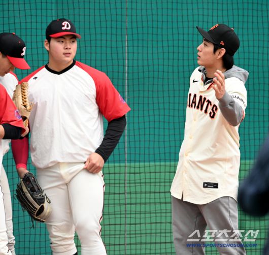 미국 메이저리그 샌프란시스코 자이언츠 이정후가 7일 이천 LG챔피언스파크에서 휘문고, 덕수고 선수들과 함께 클리닉 행사를 가졌다. 클리닉에 함께한 이정후의 모습. 이천=허상욱 기자wook@sportschosun.com/2026.01.07/