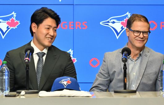Kazuma Okamoto, the Toronto Blue Jays newest signing, sits with team general manager Ross Atkins at an introductory press conference at Rogers Centre in Toronto, Canada, on Tuesday, Jan. 6, 2026. (Jon Blacker/The Canadian Press via AP) MANDATORY CREDIT        <저작권자(c) 연합뉴스, 무단 전재-재배포, AI 학습 및 활용 금지>