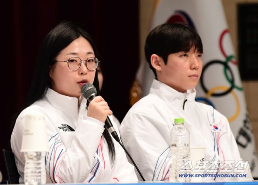 7일 오후 진천선수촌에서 2026밀라노-코르티나 동계올림픽 D-30 미디어데이 행사가 열렸다. 질문에 답하고 있는 컬링 대표 김선영, 정영석. 진천=송정헌 기자songs@sportschosun.com/2026.01.07/