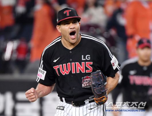 30일 대전 한화생명볼파크에서 열린 LG와 한화의 한국시리즈 4차전. 치리노스가 5회말 실점 위기를 넘긴 후 환호하고 있다. 대전=정재근 기자 cjg@sportschosun.com/2025.10.30/