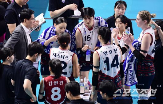 31일 인천 삼산월드체육관에서 열린 V리그 여자부 흥국생명과 현대건설의 경기. 선수들에게 작전을 전달하는 현대건설 강성형 감독. 인천=송정헌 기자songs@sportschosun.com/2025.12.31/