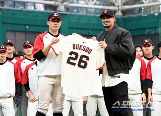 미국 메이저리그 샌프란시스코 자이언츠 이정후가 7일 이천 LG챔피언스파크에서 휘문고, 덕수고 선수들과 함께 클리닉 행사를 가졌다. 덕수고 선수들에게 유니폼을 전달하는 윌리 아다메스의 모습. 이천=허상욱 기자wook@sportschosun.com/2026.01.07/