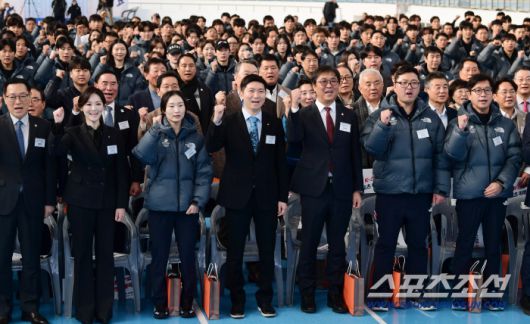 7일 진천선수촌에서 2026 국가대표 훈련개시식이 열렸다. 유승민 대한체육회 회장과 선수단이 기념 포즈를 취하고 있다. 진천=송정헌 기자songs@sportschosun.com/2026.01.07/