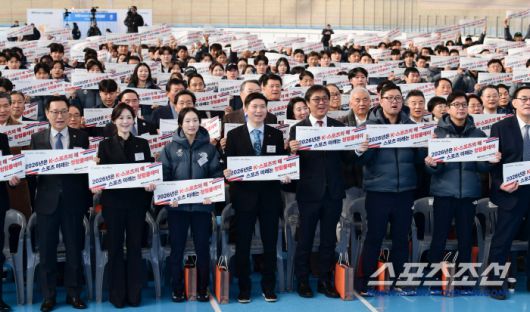 7일 진천선수촌에서 2026 국가대표 훈련개시식이 열렸다. 유승민 대한체육회 회장과 선수단이 기념 포즈를 취하고 있다. 진천=송정헌 기자songs@sportschosun.com/2026.01.07/