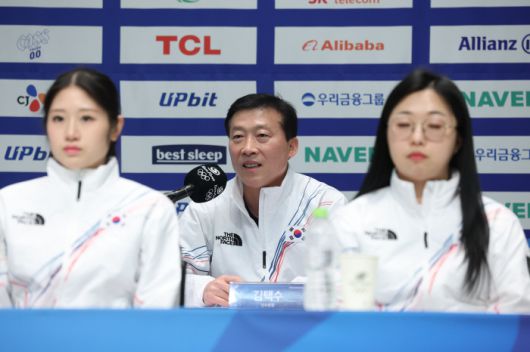 답변하는 김택수 선수촌장<저작권자(c) 연합뉴스, 무단 전재-재배포, AI 학습 및 활용 금지>