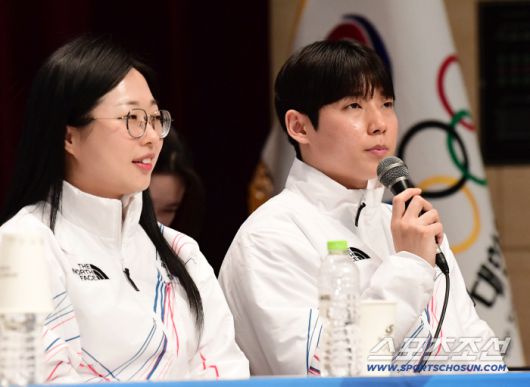 7일 오후 진천선수촌에서 2026밀라노-코르티나 동계올림픽 D-30 미디어데이 행사가 열렸다. 질문에 답하고 있는 컬링 대표 김선영, 정영석. 진천=송정헌 기자songs@sportschosun.com/2026.01.07/