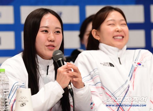 7일 오후 진천선수촌에서 2026밀라노-코르티나 동계올림픽 D-30 미디어데이 행사가 열렸다. 질문에 답하고 있는 빙상 스피드 박지우, 김민선. 진천=송정헌 기자songs@sportschosun.com/2026.01.07/