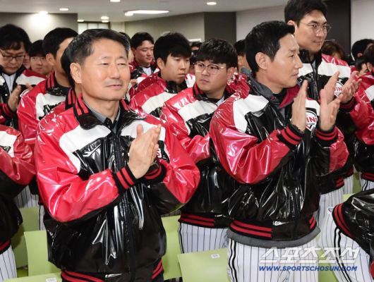 6일 오후 잠실야구장에서 프로야구 LG 트윈스 신년회가 열렸다. 신년회 참석한 LG 트윈스 김인석 대표, 염경엽 감독. 잠실=송정헌 기자songs@sportschosun.com/2026.01.06/