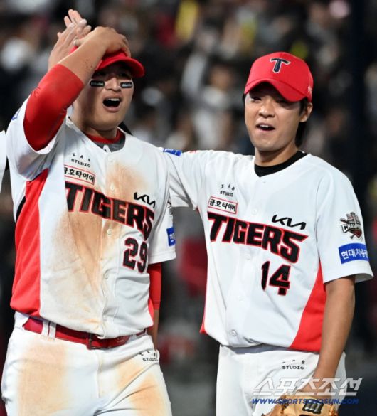 13일 광주KIA챔피언스필드에서 열린 롯데와 KIA의 경기, 9회초 2사 만루 KIA 1루수 변우혁이 롯데 레이예스의 타구를 막아내며 경기를 끝낸 후 기뻐하고 있다. 광주=허상욱 기자wook@sportschosun.com/2025.05.13/