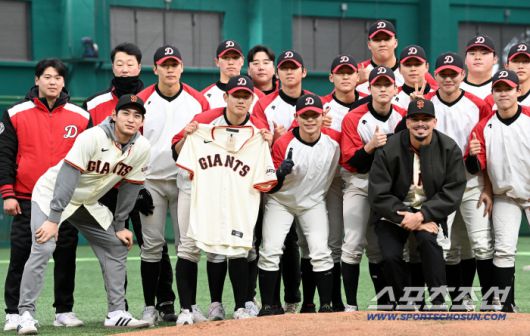 미국 메이저리그 샌프란시스코 자이언츠 이정후가 7일 이천 LG챔피언스파크에서 휘문고, 덕수고 선수들과 함께 클리닉 행사를 가졌다. 덕수고 선수들과 포즈를 취한 이정후, 윌리 아다메스의 모습. 이천=허상욱 기자wook@sportschosun.com/2026.01.07/