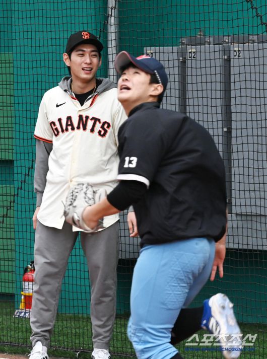 미국 메이저리그 샌프란시스코 자이언츠 이정후가 7일 이천 LG챔피언스파크에서 휘문고, 덕수고 선수들과 함께 클리닉 행사를 가졌다. 클리닉에 함께한 이정후의 모습. 이천=허상욱 기자wook@sportschosun.com/2026.01.07/