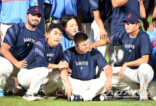 6일 부산 사직야구장에서 KIA와 롯데의 경기가 열렸다. 롯데가 7대1로 승리했다. 이날 마지막 등판을 마친 데이비슨이 동료들과 기념촬영을 하고 있다. 부산=허상욱 기자wook@sportschosun.com/2025.08.06/