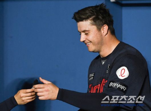 1일 서울 고척스카이돔에서 열린 롯데-키움전. 7이닝 무실점으로 호투한 데이비슨이 피치컴을 반납하며 웃고 있다. 고척=정재근 기자 cjg@sportschosun.com/2025.5.1/