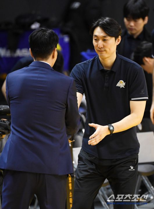 3일 의정부 경민대학교 체육관에서 열린 V리그 남자부 KB손해보험과 한국전력의 경기. 한국전력 권영민 감독과 KB손해보험 하현용 KB손해보험 감독대행이 인사를 나누고 있다. 의정부=박재만 기자 pjm@sportschosun.com/2026.01.03/