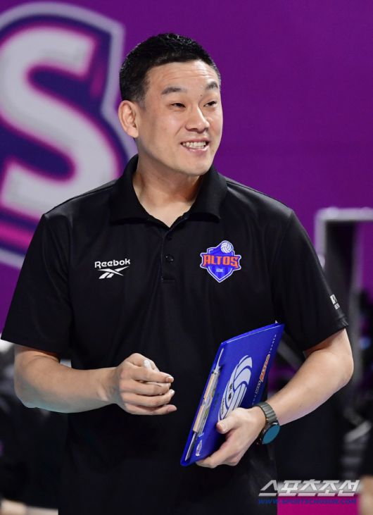 24일 인천 삼산월드체육관에서 열린 V리그 여자부 흥국생명과 IBK기업은행의 경기. 선수들에게 응원을 보내고 있는 IBK 여오현 감독대행. 인천=송정헌 기자songs@sportschosun.com/2025.12.24/