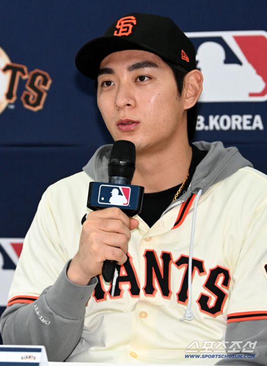 미국 메이저리그 샌프란시스코 자이언츠 이정후가 7일 이천 LG챔피언스파크에서 열린 미디어데이에서 기자회견을 가졌다. 이날 기자회견에는 래리 베어 CEO, 버스터 포지 사장, 토니 비텔로 감독, 윌리 아다메스가 함께했다. 인사말을 하는 이정후의 모습. 이천=허상욱 기자wook@sportschosun.com/2026.01.07/