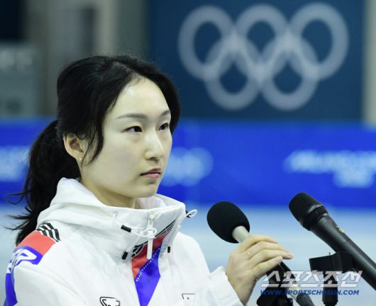 2026년 신년을 맞아 충북 진천 국가대표선수촌 훈련을 공개했다. 인터뷰하고 있는 밀라노코르티나 동계올림픽 쇼트트랙 대표팀 최민정. 진천=송정헌 기자songs@sportschosun.com/2025.12.23/