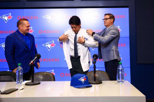 토론토 블루제이스 오카모토 가즈마가 7일(한국시각) 로저스센터에서 열린 입단 기자회견에서 로스 앳킨스 단장이 건넨 저지를 입고 있다. 왼쪽은 에이전트 스캇 보라스. AFP연합뉴스