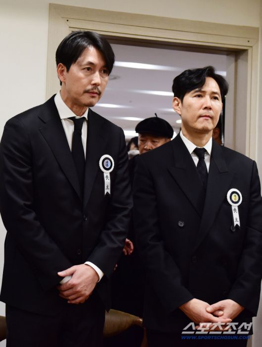 5일 고(故) 안성기 배우의 빈소가 서울성모병원 장례식장에 마련됐다. 고인의 두 아들과 후배 배우 정우성, 이정재가 빈소를 지키고 있는 가운데 금관문화훈장이 추서되고 있다. 사진공동취재단/2026.1.5/