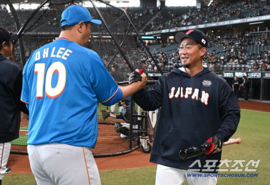 30일 일본 에스콘필드 홋카이도에서 '한일 드림 플레이어즈 게임'이 열렸다.   이 게임은 한국과 일본 프로야구를 대표했던 스타들이 총  출동해 양국의 우정을 이어간다. 이대호가 나카다 쇼와 반갑게 인사를 나누고 있다. <사진공동취재단>