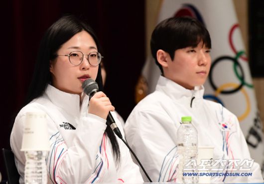 7일 오후 진천선수촌에서 2026밀라노-코르티나 동계올림픽 D-30 미디어데이 행사가 열렸다. 질문에 답하고 있는 컬링 대표 김선영, 정영석. 진천=송정헌 기자songs@sportschosun.com/2026.01.07/